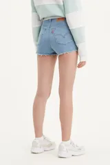 Short de jean de tiro alto con diseño de cinco bolsillos, cierre de botón y cremallera, y ruedo deshilachado.