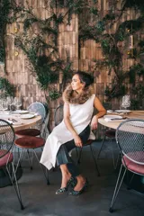 Zapatos de tacón estilo salón con diseño clásico, confeccionados en arpillera con estampado animal print en tonos verdes. Presentan ribetes de piel tornasolada que dividen las piezas de la puntera, laterales y talonera, con interior en piel y suela de cuero.