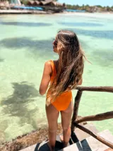 Parte inferior de bikini tiro alto, modelo vedetina, color verde militar brillante.