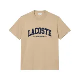 Remera de algodón color beige con cuello redondo y mangas cortas. Presenta una estampa frontal con el logo de la marca y la leyenda 'SPORTSWEAR' en color azul marino.