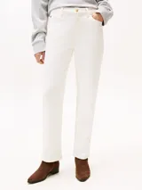 Jean de corte recto color blanco, confeccionado en algodón con un toque de elasticidad. Presenta un diseño clásico de cinco bolsillos, cierre con botón metálico y cremallera, y detalles distintivos de la marca.