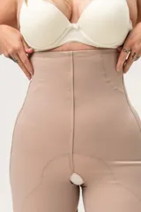Body modelador color piel, con breteles desmontables, terminación de puntilla en pierna con efecto antideslizante y refuerzos laterales. Ideal para post-lipoaspiración o para modelar la figura.