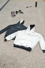 Canguro reversible de algodón con spandex, con capucha, bolsillo tipo canguro y logo estampado en el pecho.