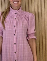 Vestido midi marrón con textura sutil, cuello alto fruncido, cierre frontal con botones y mangas cortas abullonadas con elástico.