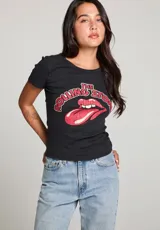 Camiseta negra de algodón con estampado del logo de los Rolling Stones en rojo.