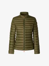 Campera acolchada Save The Duck modelo Carly, color verde militar, confeccionada en nylon y rellena con Plumtech. Cuenta con cuello alto, cierre bidireccional, bolsillos laterales con cierre y logo redondo de goma en la manga izquierda.