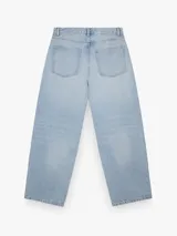 Jean de corte relajado y tiro medio, confeccionado en denim de algodón. Presenta pierna ancha, diseño de cinco bolsillos y un lavado claro con efecto vintage.