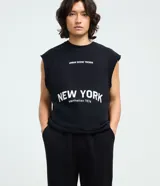 Pantalón jogger de algodón con felpa, color beige, con cintura elástica, cordón ajustable, bolsillos laterales y puños elásticos en los tobillos.