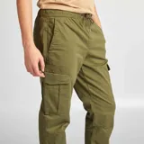 Pantalón tipo cargo color verde militar, con bolsillos laterales con solapa, corte ajustado y puños elásticos en los tobillos.