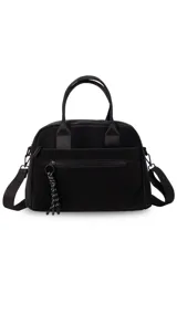 Cartera de mano color negro, confeccionada en tela impermeable, con doble bolsillo frontal con cierre, asa corta y correa larga desmontable y ajustable. Incluye bolsillo trasero con cierre y compartimentos internos para organización.