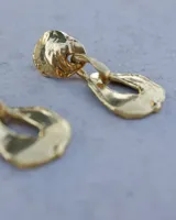 Aros colgantes con forma irregular, realizados en bronce y alpaca, con pernos y cierres mariposa de plata 925.