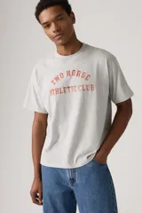 Remera gris de algodón con estampado rojo en el frente con la frase 'Two Horse Athletic Club'.