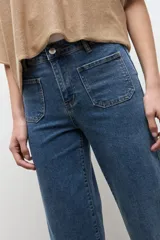 Jean culotte de corte ancho y tiro medio, en tono azul medio, con bolsillos aplicados en el frente.