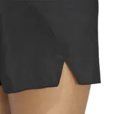 Short deportivo Adidas modelo Adi365 Essentials de color negro, con cintura elástica y logo reflectante de la marca en el lateral de la pierna.
