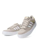 Championes urbanos Adidas modelo Break Start Bold, color beige con detalles en blanco y dorado. Presentan una plataforma blanca, diseño con las tres tiras laterales y un accesorio de cadena dorada decorativa en el lateral.