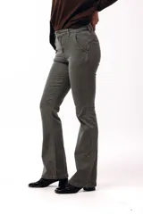 Pantalón tipo jean de corte slim con leve apertura en el bajo, confeccionado en tela de algodón con acabado en tono verde oliva.