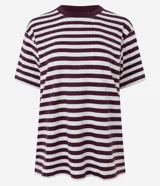 Remera oversized de manga corta y cuello redondo, confeccionada en algodón con diseño de rayas horizontales en color blanco y negro.