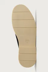 Zapato casual de cordones para hombre, confeccionado en piel con acabado serraje de color negro. Presenta detalle de bordón en el empeine, horma redonda y suela plana en contraste de color beige.
