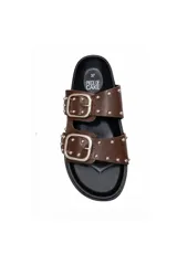 Sandalias de plataforma color negro con dos tiras anchas ajustables mediante hebillas metálicas plateadas. Las tiras y los laterales de la suela están decorados con tachas metálicas plateadas.