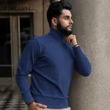 Polera de algodón con spandex, de cuello alto simple, manga larga con puños ajustados y ruedo acanalado. Diseño de calce cómodo y versátil.