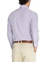 Camisa de manga larga con diseño a cuadros en tonos azul, rojo y blanco. Tiene cuello abotonado, bolsillo en el pecho con logo bordado de la marca RKF y corte regular fit.