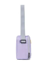 Lonchera unisex Caterpillar, color lila pastel, con correa ajustable para hombro y asa superior. Presenta el logo CAT en amarillo y detalles en gris claro.