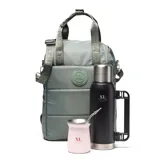 Bolso matero de diseño acolchado en color verde, con cierre doble, asas fijas y correa regulable extraíble. Cuenta con logotipo de la marca en el frente y múltiples compartimentos internos y externos.