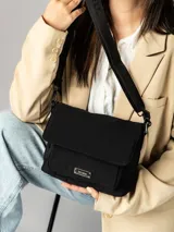 Bandolera de lona color negro con solapa frontal y cierre magnético, bolsillo frontal con placa metálica de la marca Terrano y correa ajustable de cinta con logotipo.