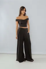 Top negro con escote bardot, diseño ajustado al cuerpo y corte crop.