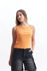 Musculosa color naranja con escote recto y detalle de arandelas metálicas en los hombros.