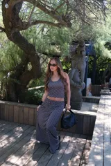 Pollera larga de viscosa, color azul marino con estampado de lunares blancos. Diseño de tiro alto y corte amplio.