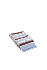 Bufanda de tejido de punto con diseño de rayas horizontales en tonos celeste, blanco y marrón. Presenta una etiqueta rectangular con el logo de la marca en uno de sus extremos.
