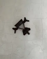 Sandalias plateadas de cuero vacuno con taco bloque de 6 cm y tira delantera con detalle de nudo.