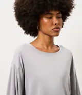 Buzo deportivo Get Over de microfibra color gris claro, de corte boxy, cuello redondo y manga larga abullonada con puños y barra ajustados.
