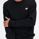 Buzo negro de algodón y poliéster con cuello redondo, mangas largas y logo de New Balance bordado en blanco en el pecho.
