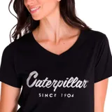 Remera negra de mujer con cuello en V y logo de Caterpillar estampado en plateado.
