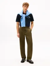 Remera de cuello redondo y manga corta, confeccionada en algodón regenerativo. Presenta un diseño liso en color azul marino con el logo de la marca bordado en el pecho en tonos celestes.