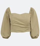 Blusa cropped de tricolina color beige, con escote corazón, detalle cruzado delantero y mangas 3/4 abullonadas. Posee lastex en la espalda para ajuste.