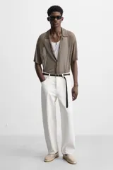 Alpargatas color beige confeccionadas en tejido de lino y algodón, con tirador trasero y suela recubierta de yute.