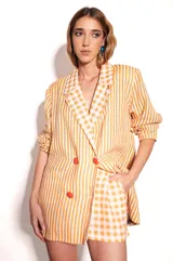 Short sastrero de lino con estampado de rayas verticales naranjas y blancas, corte holgado.