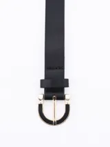 Cinto de cuero negro con hebilla metálica dorada con forma de letra D.