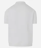 Polo de manga corta para hombre, color blanco, con cuello polo y cierre frontal de cremallera. Presenta una textura tejida sutil en toda la prenda.