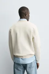 Sudadera de cuello redondo y manga larga con calce relajado. Presenta un bordado frontal de un conejo con flores y detalles en contraste, con terminaciones en rib en puños y ruedo.