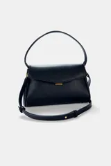 Bolso de mano mini estructurado en color negro, con asa superior fija y cierre frontal mediante clip metálico dorado. Incluye bandolera extraíble y bolsillo interior.