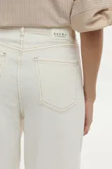 Jean blanco wide leg de tiro alto, con costuras decorativas verticales al frente y pernera ancha.