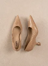 Stiletto de cuero color negro, con diseño clásico de punta fina y taco geométrico trabajado.