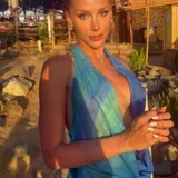 Vestido corto de microtul azul con efecto degradado o a cuadros en tonos azules y verdosos. Diseño halter con escote profundo.