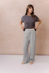 Pantalón celeste de pierna recta y silueta amplia, con cintura elástica y cordón regulable.