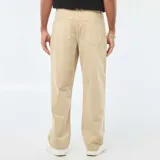 Pantalón baggy color beige confeccionado en twill, de corte recto y holgado con diseño clásico de cinco bolsillos.
