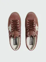 Zapatillas Golden Goose modelo Super-Star confeccionadas en gamuza encerada de color marrón, con la característica estrella lateral en cuero nappa blanco y suela de goma con efecto envejecido.